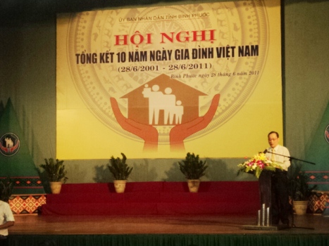Ộng Nguyễn Huy Phong - UVBTV Tỉnh ủy - Phó Chủ tịch UBND tỉnh phát biểu tại hội nghị