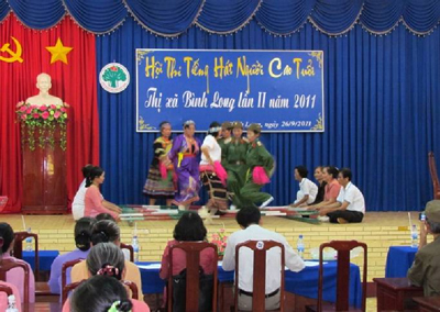 Tiết mục múa sạp của đơn vị hội người cao tuổi phường An Lộc