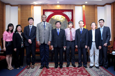 Thứ trưởng Huỳnh Vĩnh Ái và các vị khách cùng chụp hình lưu niệm