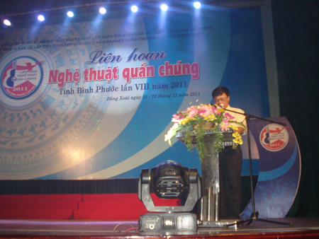 Ông Lê Văn Quang - PGĐ Sở VH,TT&DL đọc diễn văn khai mạc Liên hoan