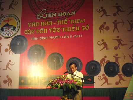 Ông Nguyễn Quang Toản - Giám đốc Sở VH,TT&DL phát biểu khai mạc Liên hoan Văn hóa, Thể thao các dân tộc tiểu số tỉnh Bình Phước lần II năm 2011