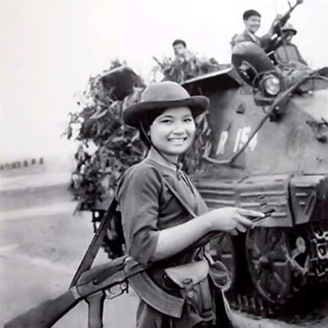 Nữ du kích dẫn đường bộ đội vào giải phóng Sài Gòn năm 1975 (Ảnh tư liệu)