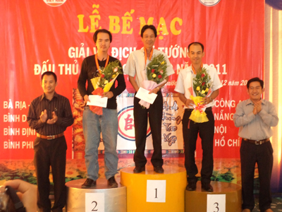 Ông Nguyễn Tấn Hưng – Trưởng BTC trao giải cho các kỳ thủ nam