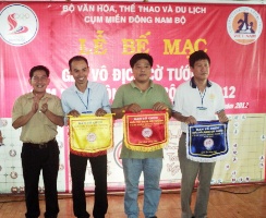 Ông Nguyễn Tấn Hưng - PGĐ Sở VH,TT&DL Bình Phước trao giải đồng đội cho các vận động viên