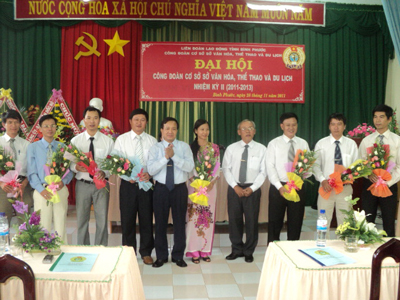 Ông Nguyễn Quang Toản - GĐ Sở VH,TT&DL trao hoa cho Ban chấp hành Công đoàn mới