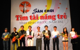 Các thi sinh nhận hoa của Ban Tổ chức