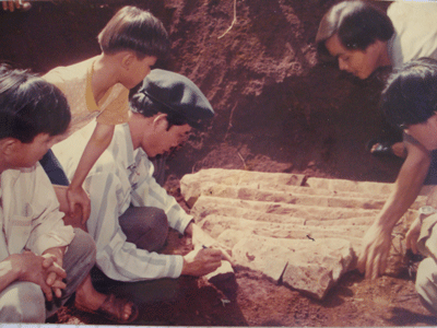 Các chuyên gia đang khai quật bộ Đàn đá Lộc Hòa II
