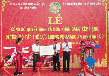 Đ/c Trần Ngọc Thuấn - PGĐ Sở VH,TT&DL trao Bằng công nhận di tích cấp tỉnh.