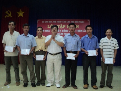 Ông Lê Văn Quang - PGĐ Sở VH,TT&DL trao giấy chứng nhận cho các học viên