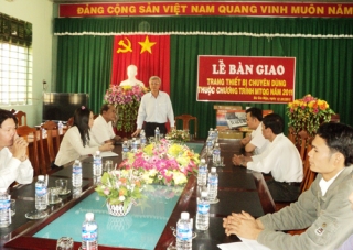 Ông Trần Ngọc Thuấn - Phó Giám đốc Sở VH, TT & DL họp bàn giao trang thiết bị tại huyện Bù Gia Mập