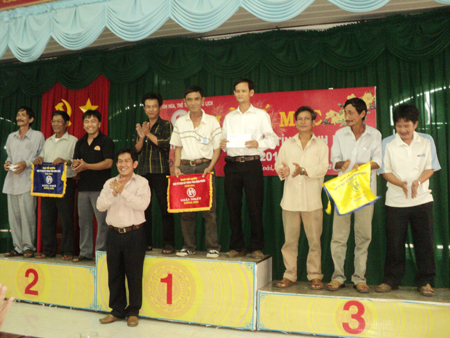 Phó giám đốc Nguyễn Tấn Hưng - Trưởng ban tổ chức trao giải cho các đội nhất, nhì, ba