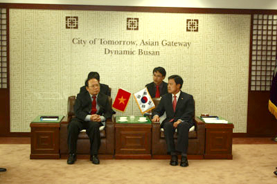 Bộ trưởng Hoàng Tuấn Anh chào xã giao Thị trưởng TP Busan Hur Nam Sik
