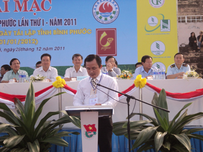 Ông Võ Quốc Thắng - GĐ Trung tâm TDTT - Phó Trưởng ban tổ chức phát biểu khai mạc giải bóng đá Mini tỉnh Bình Phước lần thứ nhất năm 2011