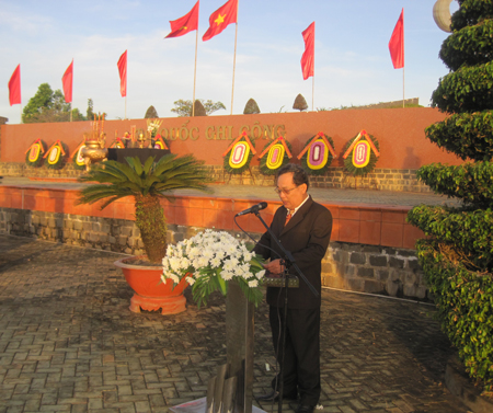 Ông Nguyễn Huy Phong - UVBTV Tỉnh ủy - PCT tỉnh đọc điếu văn tại lễ viếng