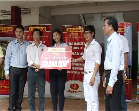 Lãnh đạo tập đoàn Sơn ALPHANAM tặng Sơn cho trường THCS Tân Khai