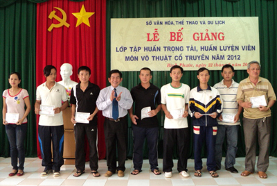 Ông Nguyễn Tấn Hưng - PGĐ Sở trao giấy chứng nhận cho các học viên