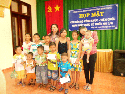 Đ/c Dương Thị Thanh Vị - Bí thư Chi bộ - Giám đốc TTVH tặng quà cho các cháu thiếu nhi trong buổi họp mặt