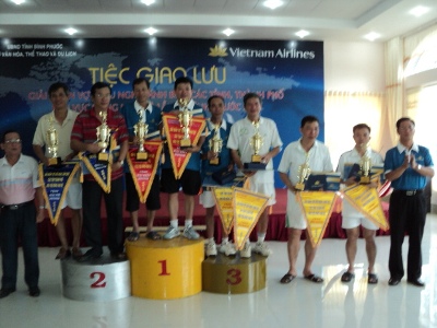 Ông Nguyễn Huy Phong - PCT Tỉnh trao cờ và cúp cho các vận động viên đạt thứ hạng