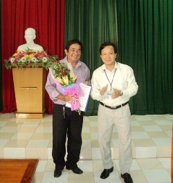 Ông Nguyển Quang Toản - GĐ Sở trao quyết định nghỉ hưu cho ông Nguyễn Kim Phước
