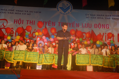 Đ/c:Huỳnh Vĩnh Ái, Thứ trưởng Bộ Văn hóa, Thể thao và Du lịch trao Cờ lưu niệm cho các đội tuyên truyền lưu động tham gia liên hoan và đọc diễn văn khai mạc tại Hội thi