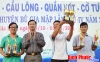 Ông Phạm Hồng Khanh, Phó chủ tịch UBND huyện trao giải cho các đội đạt thành tích cao