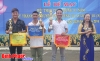 hó chủ tịch UBND huyện Trần Thị Loan trao cờ lưu niệm và cúp cho các đội đoạt giải trong hội thao
