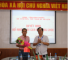 Ông Trần Văn Chung - TUV - Giám đốc Sở trao quyết định bổ nhiệm lại