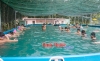 Một lớp dạy bơi tại hồ di động
