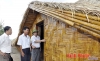 Phó chủ tịch Nguyễn Huy Phong kiểm tra tại khu nhà dài truyền thống