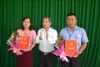 Chủ tịch UBND huyện Nguyễn Như Tuân (giữa) trao quyết định