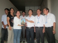 Bà Nguyễn Thị Hải (thứ 3 bên trái sang) tặng quà lưu niệm