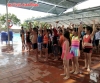 các em thanh thiếu nhi hào hứng trước giờ học bơi