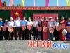 PBT Thường trực Huyện ủy Trần Thanh Sơn, trao cờ lưu niệm cho các khu dân cư