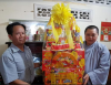 Lãnh đạo huyện tặng quà cho nhà chùa Minh Hường