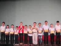 Ông Lê Văn Quang - PGĐ. Sở VH, T&DL cùng Bà Vũ Phượng - đại diện công ty TNHH Truyền thông Megastar trao phần quà cho các em học sinh