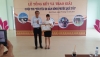 Ông Đỗ Minh Trung – PGĐ Sở VH,TT&DL trao giải cho thí sinh