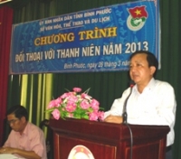 Ông nguyễn Quang Toản phát biểu tại buổi đối thoại với thanh niên