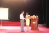 Ông Đỗ Minh Trung, Phó Bí thư Đảng ủy, Phó Giám đốc Sở VHTT&DL tăng hoa cho chuyên gia đến từ TP HCM.