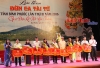 ng Nguyễn Tiến Dũng, Phó chủ tịch UBND tỉnh và bà Dương Thanh Vị trao cờ và hoa cho các đoàn tham gia Liên hoan Đờn ca tài tử năm 2016