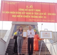 ông Trần Ngọc Thuần - Phó Giám đốc sở VH,TT&DL trao quyết định xếp hạng cho bà Trần Thị Bích Lệ - Phó Chủ tịch UBND huyện Lộc Ninh