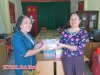 Bà Đặng Thị Vàng PGĐThư viện trao tặng sách cho đại diện trường THCS Tân Phú.