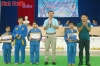 Chủ tịch Liên đoàn Vovinam tỉnh Hà Minh Quan tặng giấy khen cho các võ sinh thủ khoa cấp sơ đẳng