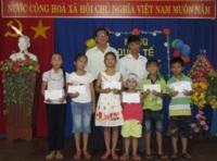 Ông Phạm Hữu Hiến -  PGĐ Bảo tảng tỉnh trao quà cho các cháu thiếu nhi