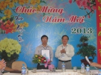Ông Nguyễn Quang Toản (bên phải) GĐ Sở VH,TT&DL trao quyết định cho giám đốc BQLDT cho ông Hồ Tiến Duật