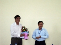 Ông Nguyễn Quang Toản - Giám đốc Sở trao quyết định bổ nhiệm cho ông Phạm Hữu Hiến