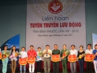 Ông Lê Văn Quang - PGĐ Sở VH,TT&DL - Trưởng BTC trao cờ lưu niệm cho các Đội TTLĐ tham gia Liên hoan