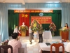 Đồng chí Nguyễn Quang Toản -  Bí thư Đảng Ủy tặng hoa chúc mừng Đại hội