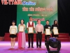 Giám khảo Nguyễn Lai – PGĐ TTVH lên trao giải cho thí sinh đạt giải tại vòng Chung kết