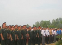 Viếng Nghĩa trang liệt sỹ nhân kỷ niệm 38 năm ngày giải phóng miền Nam thống nhất đất nước